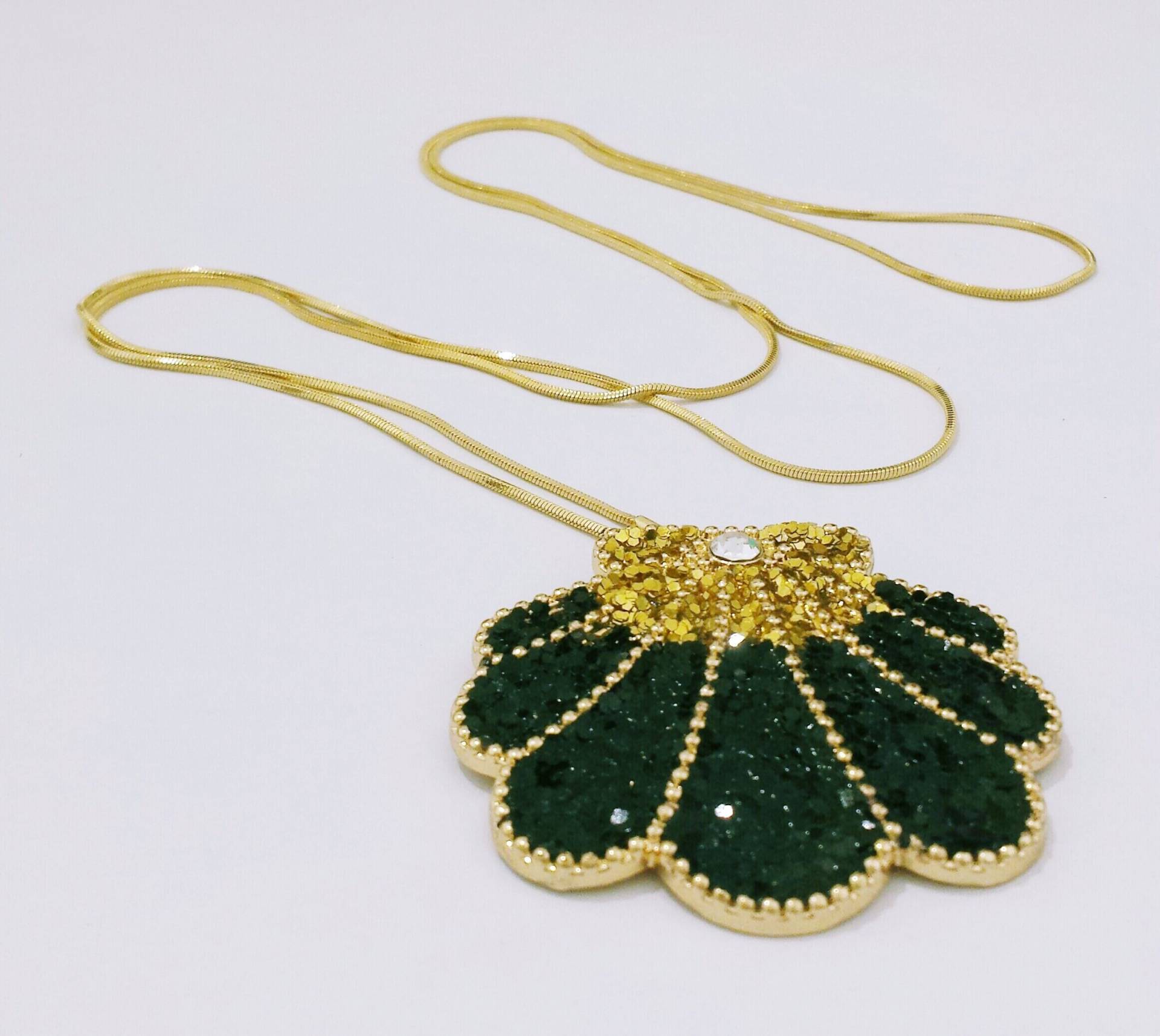 Lange Halskette Mit Fächerförmigem Anhänger „Buchstabe K"-Kristallen Lange Halskette Mit Fächerförmigem Anhänger „Buchstabe K"-Kristallen von artincartogioielli