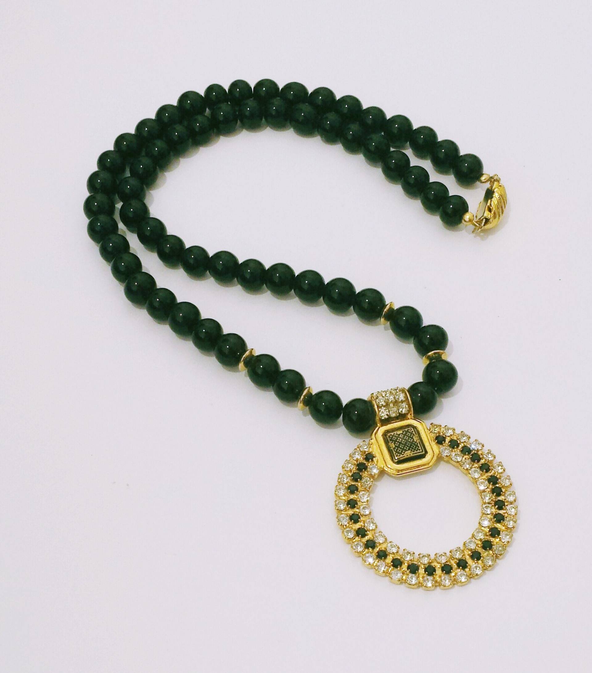 Originale Vintage-Halskette Mit Schwarzen Perlen Und „Toledo"-Medaillon Originale Vintage-Halskette Mit Schwarzen Perlen Und „Toledo"-Medaillon von artincartogioielli