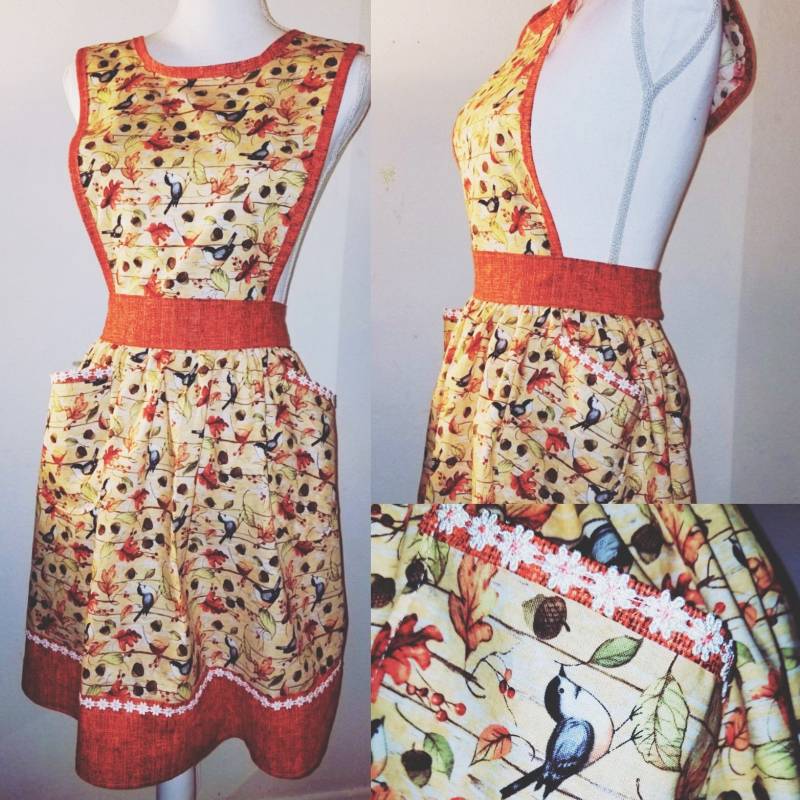 Fallende Vögel Und Spitze Latzschürze von artisanaprons