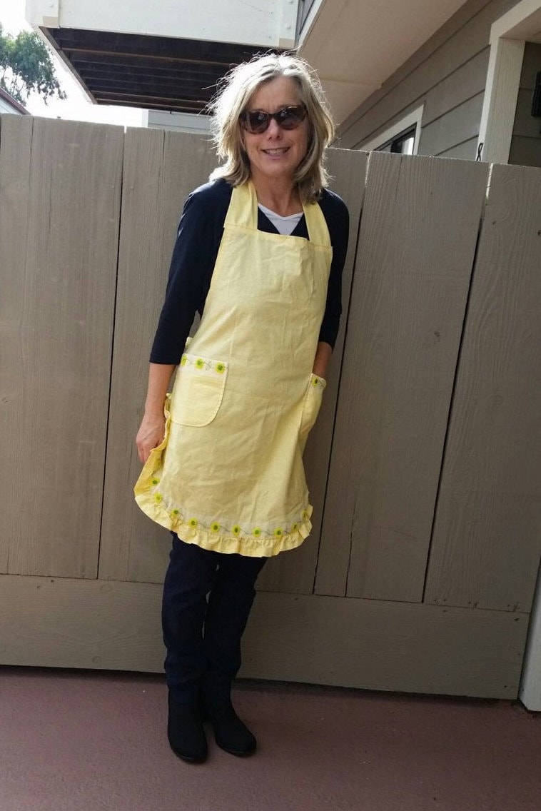 Gelbe Blumen Und Spitzen-Lätzchen Schürze von artisanaprons