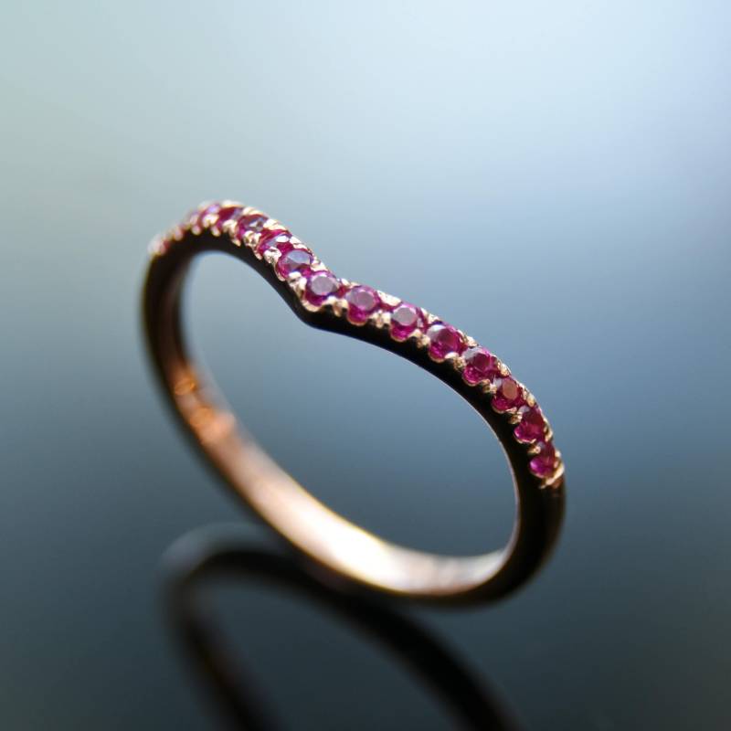 Gold V Ring Mit Roter Rubin von artisaneffect