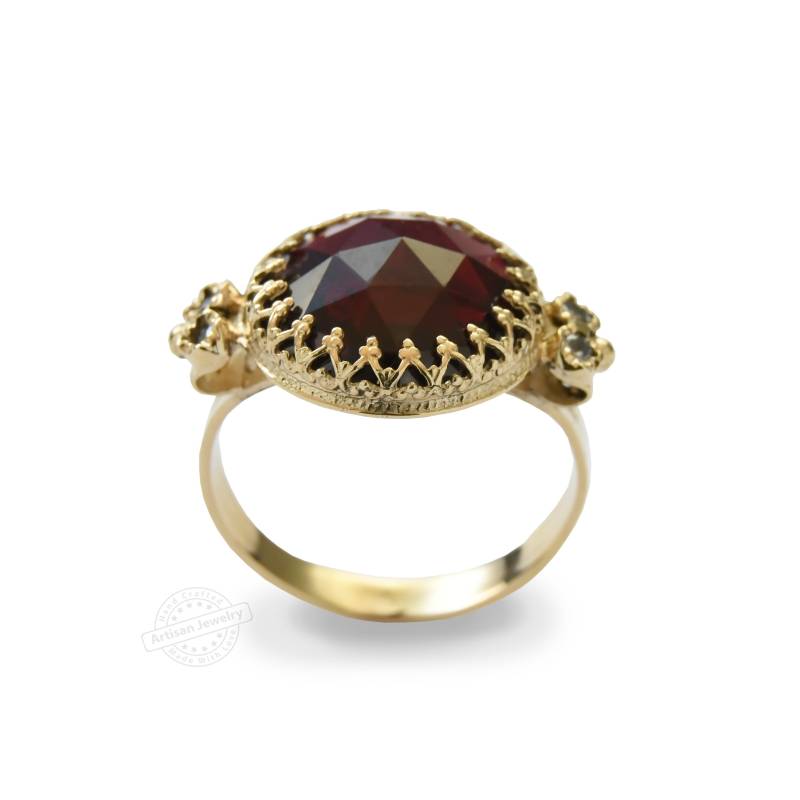 Goldfarbener Ring Mit Rotem Granat von artisaneffect