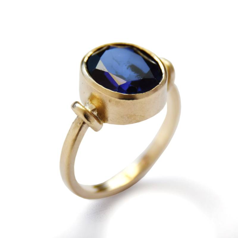 Matt Gold Oval Ring Mit Saphir von artisaneffect