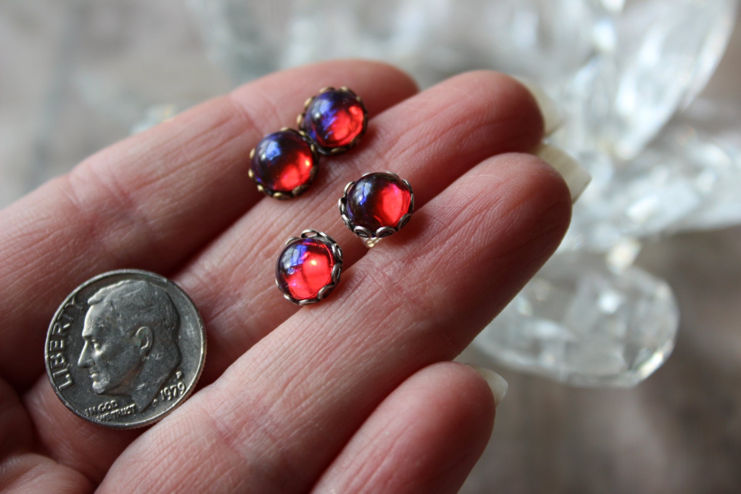 Feuer Und Spitze Ohrringe, Geschenke Unter 25, 7 Mm Feueropal Drachenatem Ohrstecker, Kleine Piercing, Frau Geschenk, Herbst von artistiquejewelry
