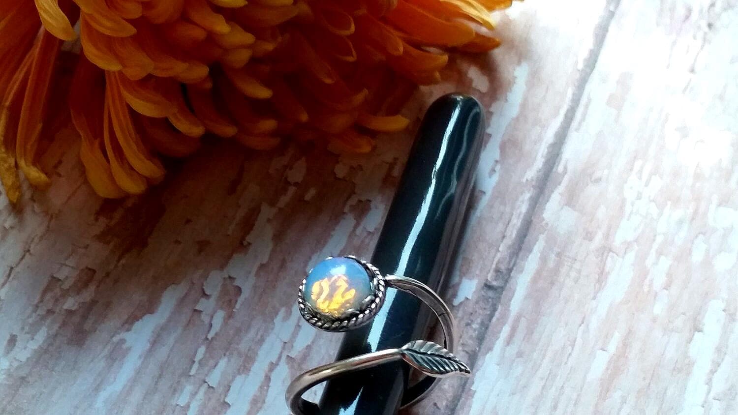 Opal Ring, Weißer Feueropal Silberblatt Verstellbarer Pretty in Pink, Unter 35, Kostenloser Versand, Herbstgeschenke, Geschenke von artistiquejewelry