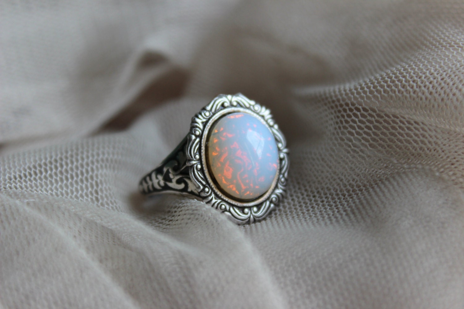 Verzauberte Träume Ring, Weißer Feueropal, Fairycore Antiqued Sterling Silber Ring Verstellbar, Handgemachte Geschenke, Trendiges Geschenk von artistiquejewelry