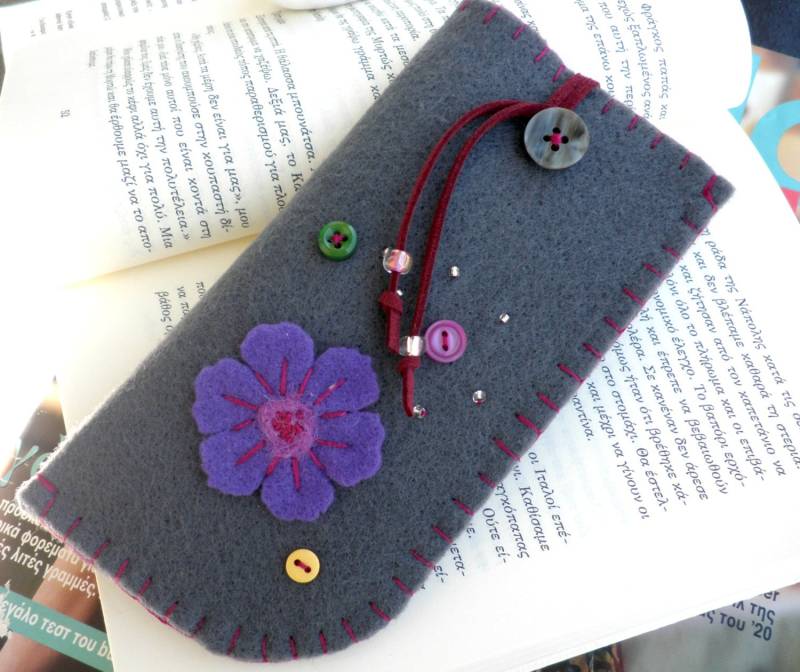 Graue Filz Brillenetui - Muttertagsgeschenk Blumen Filzhülle Hülle Lila Blume Und Knöpfe von artncreate