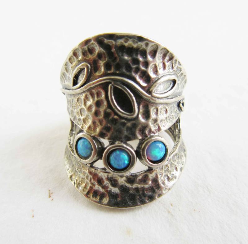 Ein Vintage Silberring Mit Hellblauen Edelsteinen von artnharmony58