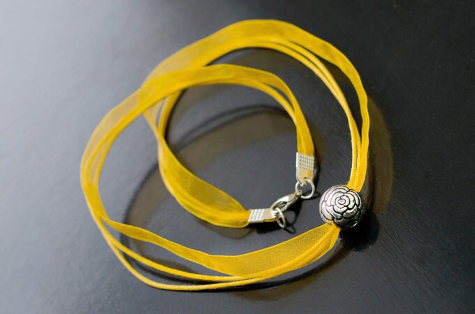 Gelbe Organza Band Halskette Textil Cord Metall Kugel von artrumina