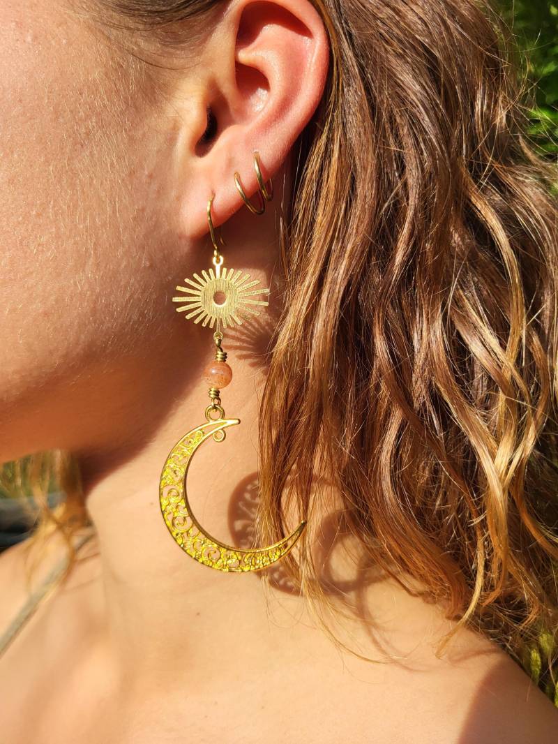 Sunstone Moon Mandala Brass Earrings Sun Eye Gold Charm Crystal Natural Stone Healing Spiritual Hippie Boho Goa Psy Pixie Fairy Y2K von artspehricalla