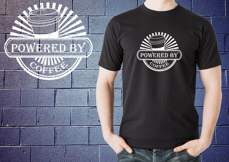 Powered By Kaffee T-Shirt T-Shirt Für Kaffee-Liebhaber von artsyfartsytees