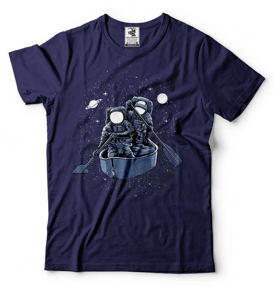 Space Astronaut Kajak T-Shirts Lustige in Einem Boot T-Shirt Travel von artsyfartsytees