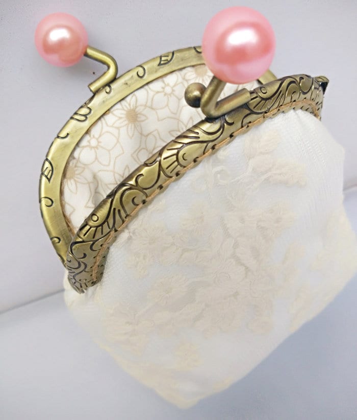 Gestickte Spitze Kiss Lock Geldbörse, Armband Lippenstift Schmuck Fall, Kosmetik Make-Up Bluetooth Halter, Kopfhörer Fall Geschenk von artwhitepear