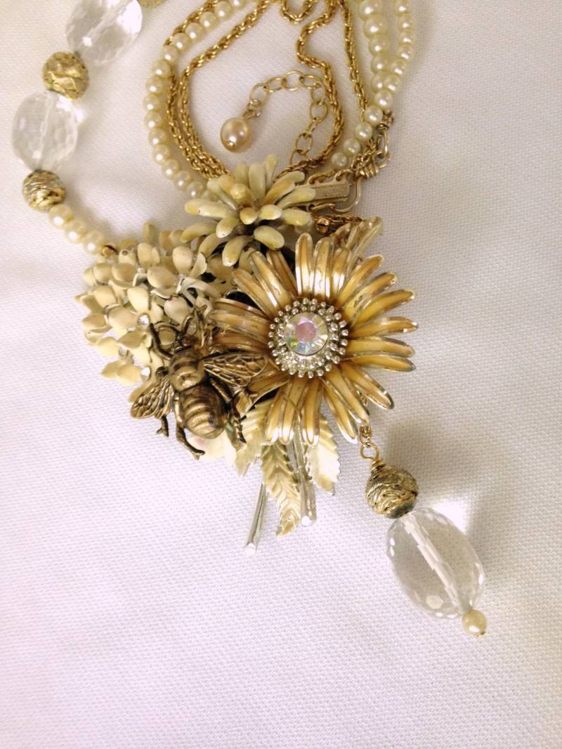 Bee Auf Blumen Halskette, Braut Neu Gestaltet Vintage Schmuck Narrative Assemblage Gold Kristall Weiß Aussage Tragbare Kunst von artywear