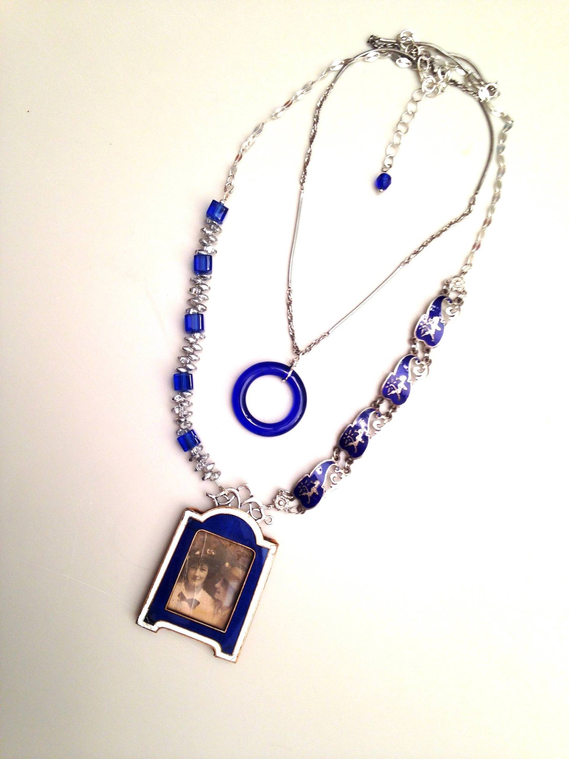 Erzähler Montage Layering Halskette Set, Winziger Antiker Emaillierter Fotorahmen, Vintage Thai Silber Armband, Sterling Kette, Edelstein Foto 1900S von artywear
