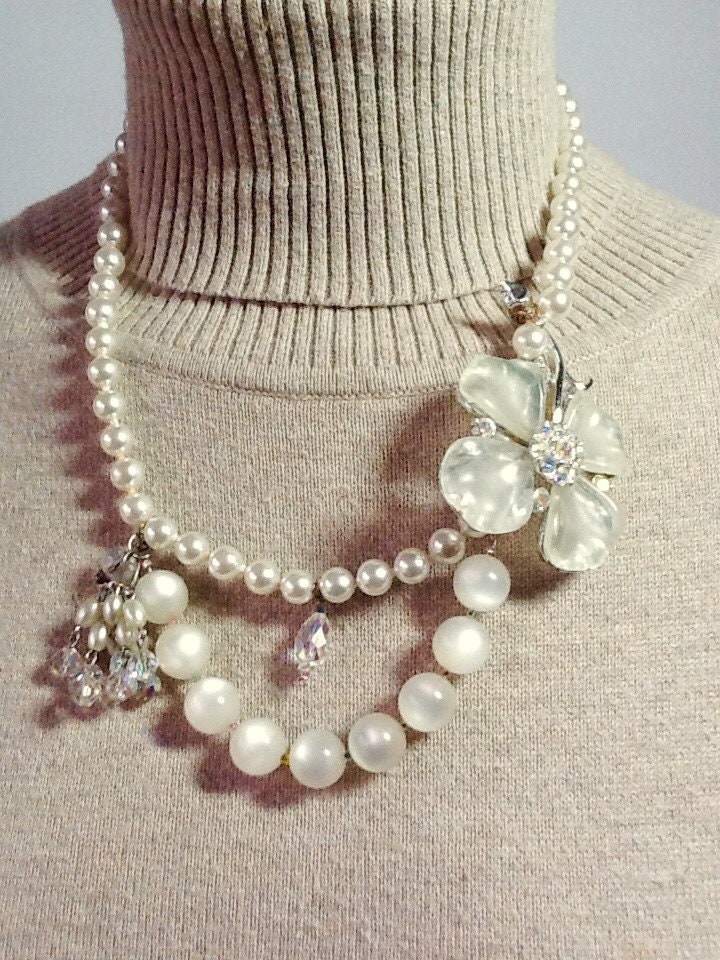 Frühling Sale 30% Rabatt Refashioned Vintage Schmuck Braut Halskette Weiß Mondstein Hartriegel Lucite Kristall Montage Sommer von artywear