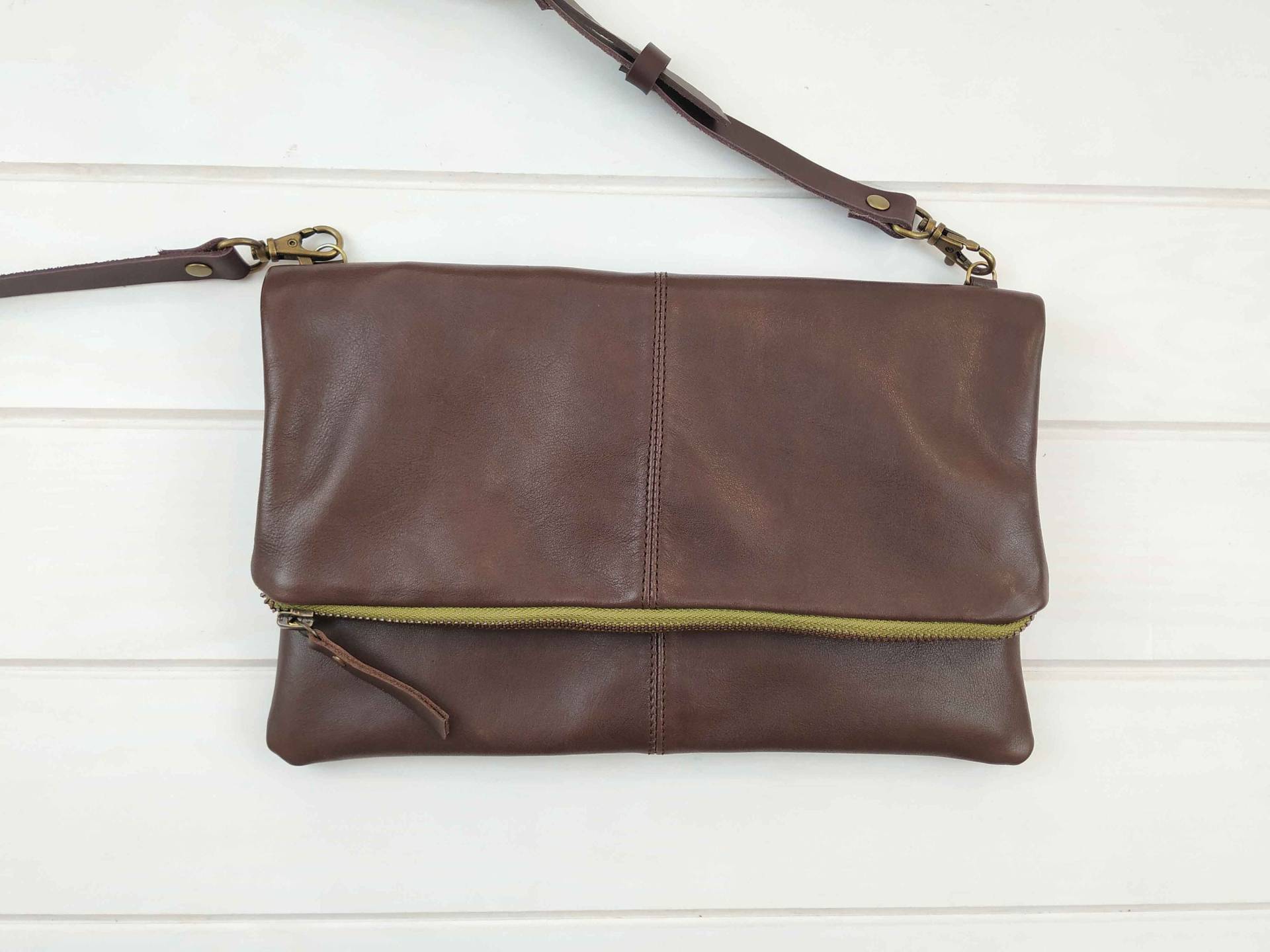 Bolso De Piel Plegable, Disponible En Dos Colores, Hecho A Mano, Bolsillo Innen, Trasero Bolso De Piel Plegable, Disponible En Dos Colores, Hecho A Mano, Bolsillo Innen, Trasero von aseismanos