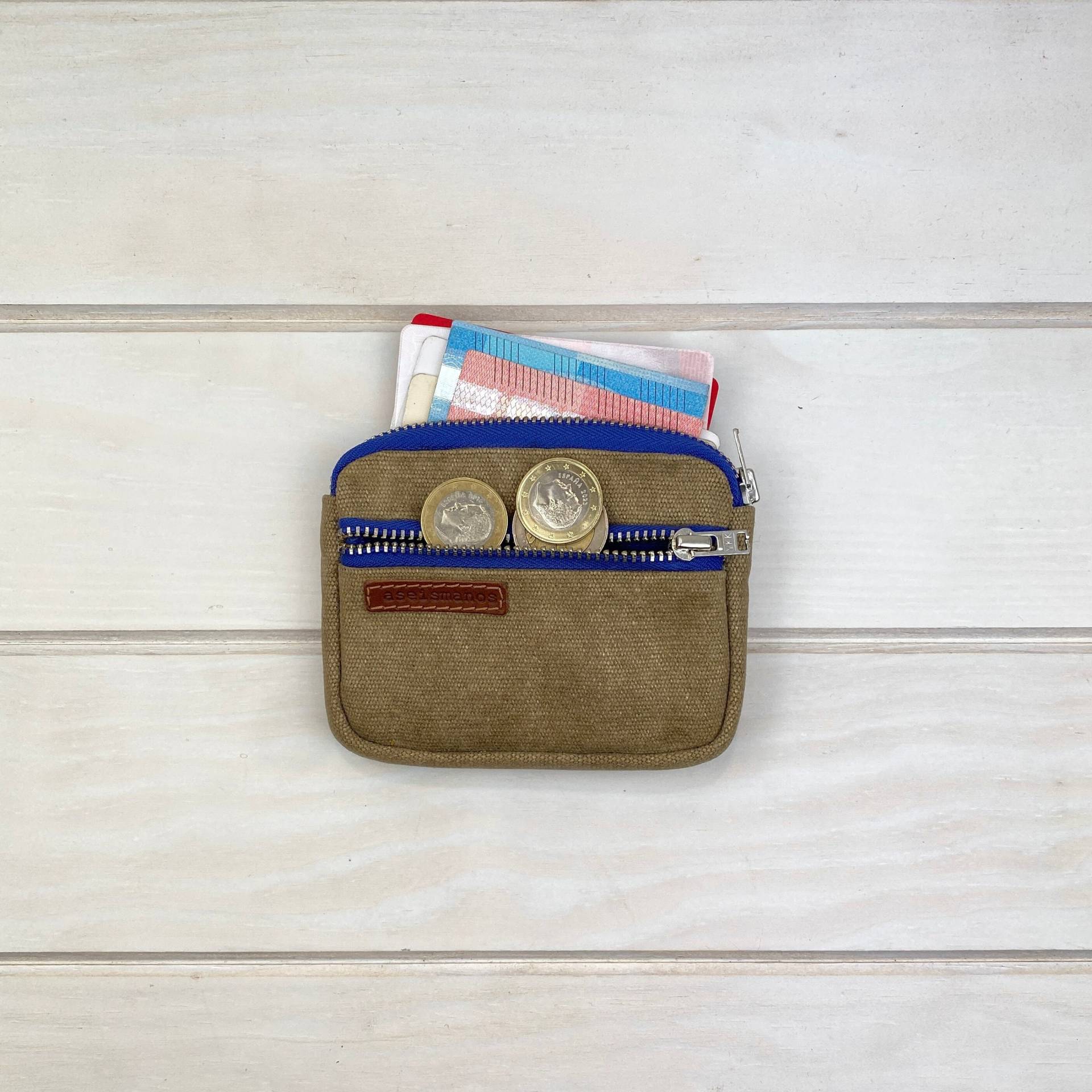 Goldfarbene Filzhut Mit Azul Brauner Farbe Und 2 Dekorativen Cremes Goldfarbene Filzhut Mit Azul Brauner Farbe Und 2 Dekorativen Cremes von aseismanos