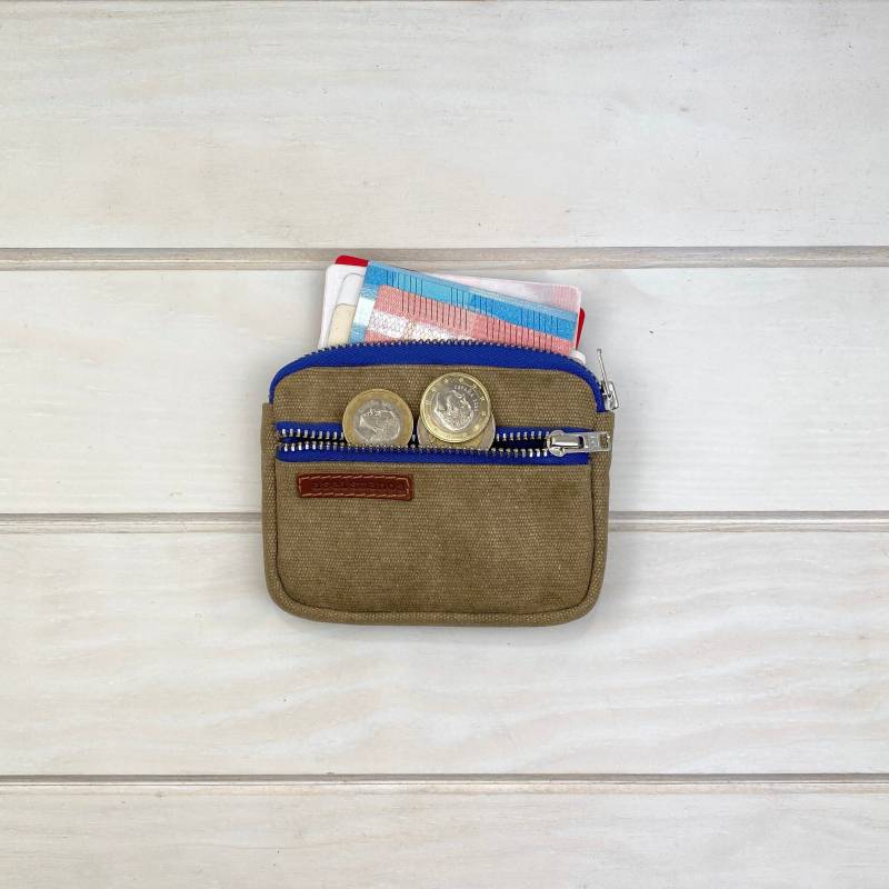 Goldfarbene Filzhut Mit Azul Brauner Farbe Und 2 Dekorativen Cremes Goldfarbene Filzhut Mit Azul Brauner Farbe Und 2 Dekorativen Cremes von aseismanos