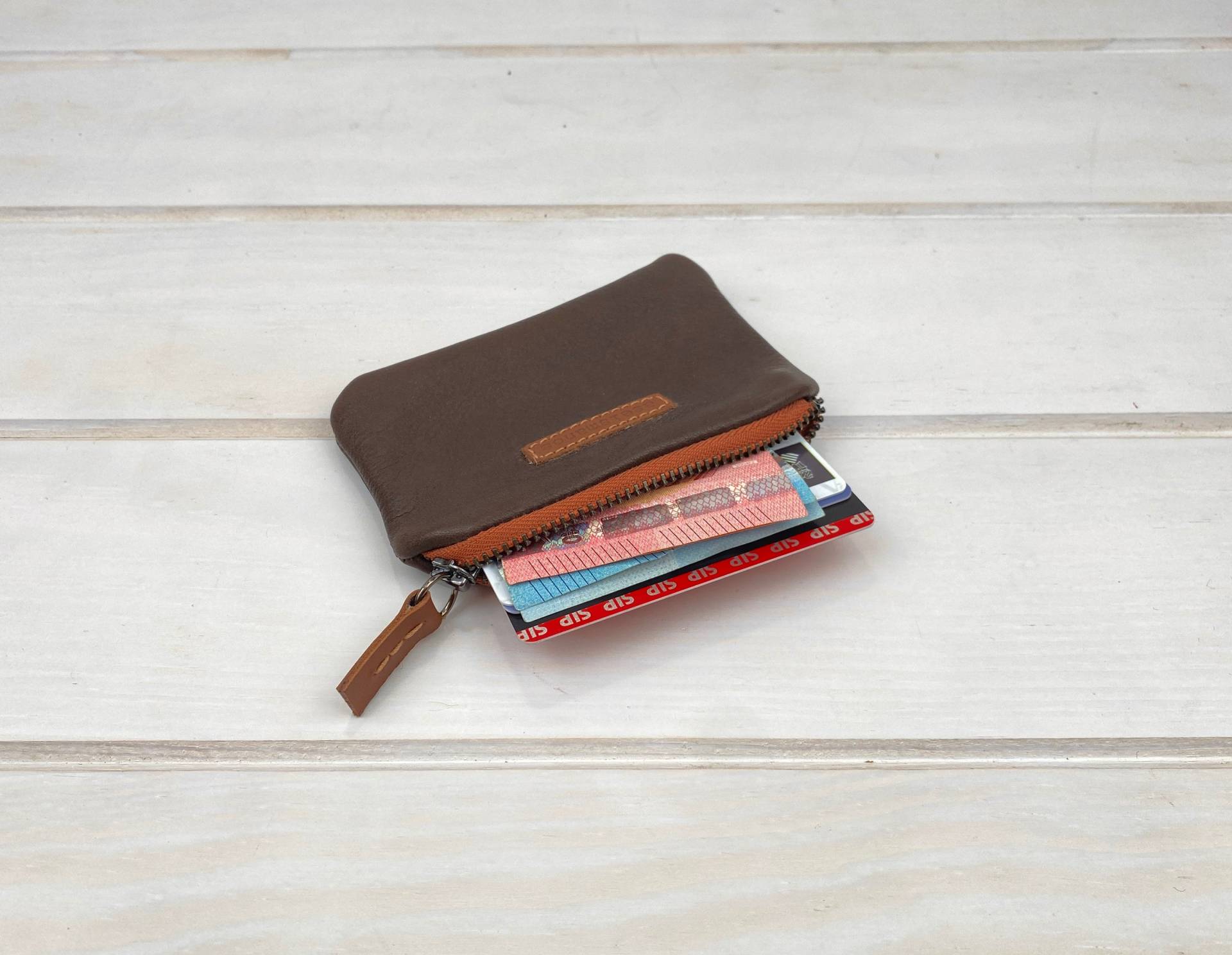 Monedero En Piel Marron Y Cremallera Teja von aseismanos