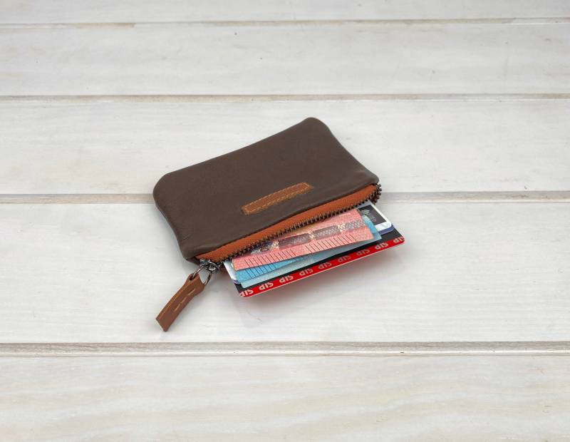 Monedero En Piel Marron Y Cremallera Teja von aseismanos