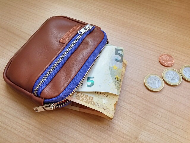 Portemonnaie Aus Leder in Hellbraun Mit Kobaltblauen Reißverschlüssen Portemonnaie Aus Leder in Hellbraun Mit Kobaltblauen Reißverschlüssen von aseismanos
