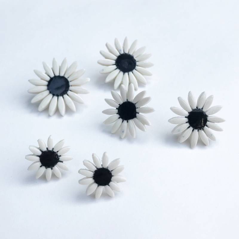 Daisy Flower Ohrstecker Schwarz Und Weiß Daisy Flower Ohrstecker Schwarz Und Weiß von asensiblehabit