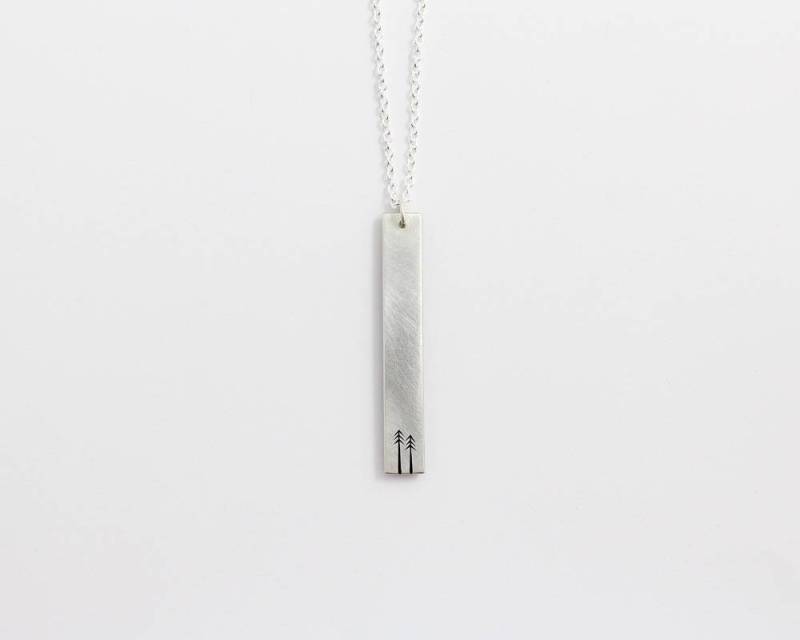 Woodland Drop Anhänger Handgravierte Kiefer & Recycelter Diamant in Sterling Silber Oder Weißgold von ashhilton
