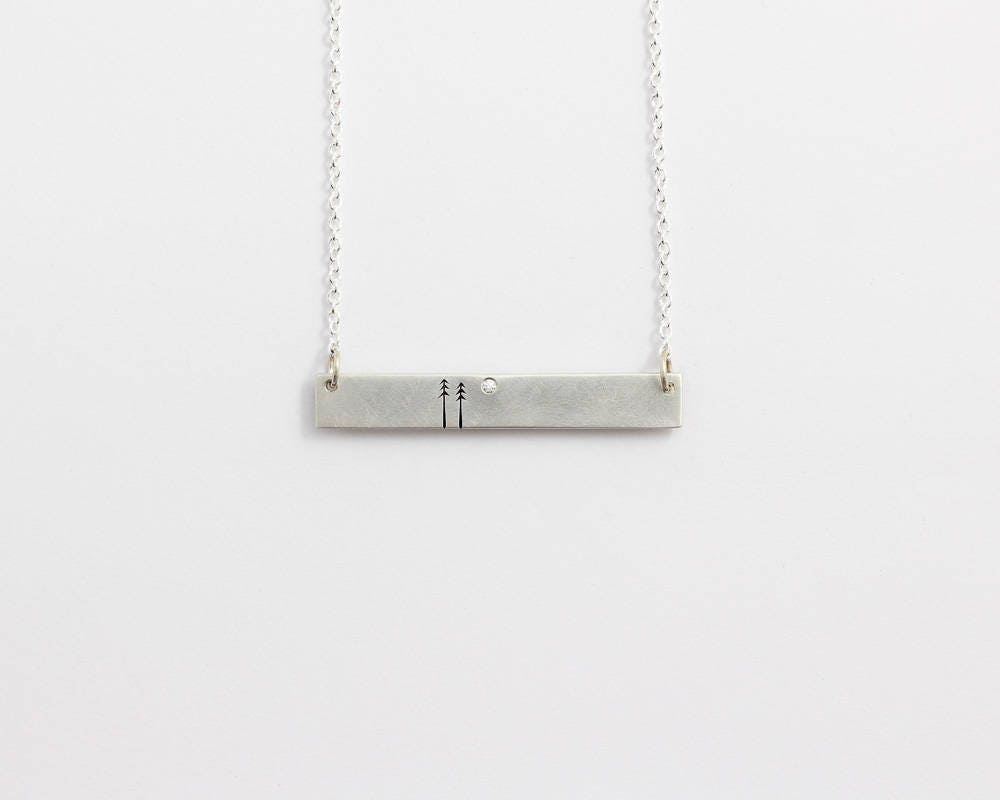 Waldstab-Halskette Mit Recyceltem Diamant Handgravierter Sterlingsilber Oder Weißgoldanhänger Waldstab-Halskette Mit Recyceltem Diamant Handgravierter Sterlingsilber Oder Weißgoldanhänger von ashhilton