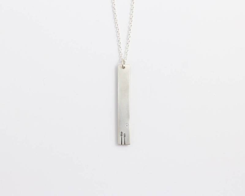 Woodland Drop Anhänger Mit Recyceltem Diamant Handgravierte Halskette Aus Sterlingsilber Oder Weißgold Woodland Drop Anhänger Mit Recyceltem Diamant Handgravierte Halskette Aus Sterlingsilber Oder Weißgold von ashhilton