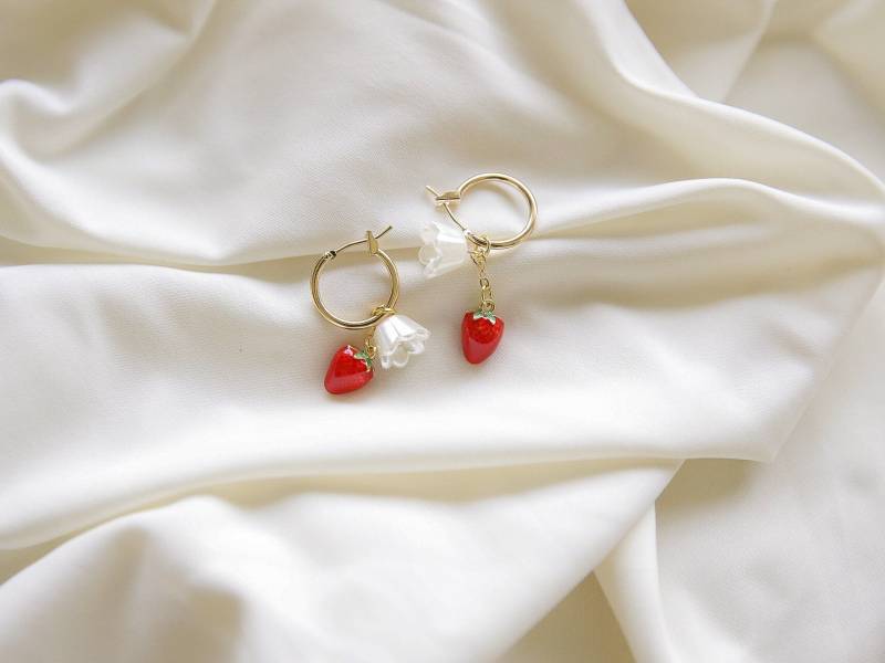 Erdbeer Ohrringe | Weiße Blumen Goldene Creolen Picknick Sommerliche Beeren Erdbeer Ohrringe | Weiße Blumen Goldene Creolen Picknick Sommerliche Beeren von ashlikitta