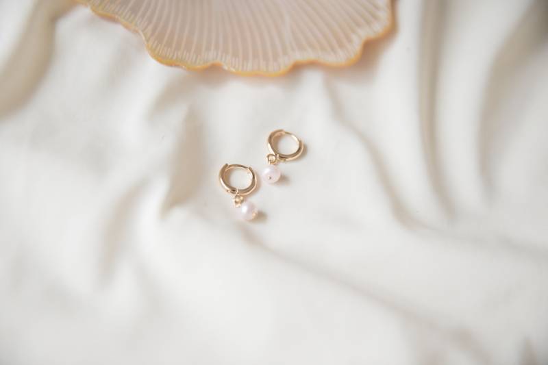 Valentinstag Kollektion Gold Filled Creolen | Rosa Perlenohrringe Schlichte Ohrhänger Süße Ohrringe Geschenk Für Sie Valentinstag Kollektion Gold Filled Creolen | Rosa Perlenohrringe Schlichte Ohrhänger Süße Ohrringe Geschenk Für Sie von ashlikitta