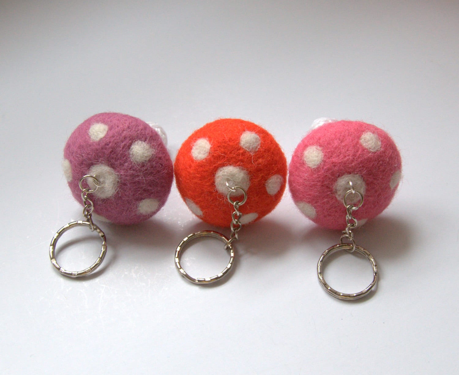 Wolle Nadelfilz Pilz Schlüsselanhänger Alice Im Wunderland Geschenk Geburtstag Hüttenkern Rosa Weiß von astashtoys