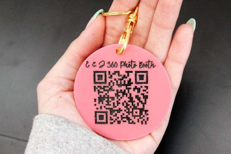 Qr-Code Und Logo Schlüsselbund, Benutzerdefinierter Name Geschäft Qr Code Schlüsselbund von asterandpalm