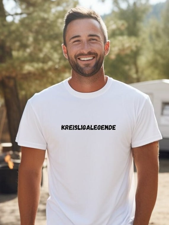 T-Shirt Kreisligalegende Rundhals - Unisex Tshirt Aus Weicher, Hochwertiger Baumwolle Handbedruckt T-Shirt Kreisligalegende Rundhals - Unisex Tshirt Aus Weicher, Hochwertiger Baumwolle Handbedruckt von atNaab
