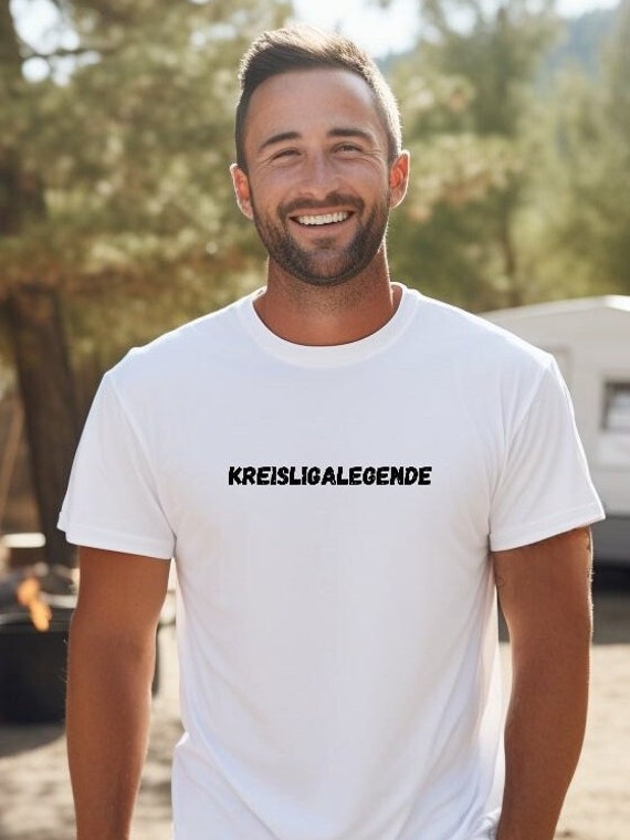 T-Shirt Kreisligalegende Rundhals - Unisex Tshirt Aus Weicher, Hochwertiger Baumwolle Handbedruckt T-Shirt Kreisligalegende Rundhals - Unisex Tshirt Aus Weicher, Hochwertiger Baumwolle Handbedruckt von atNaab