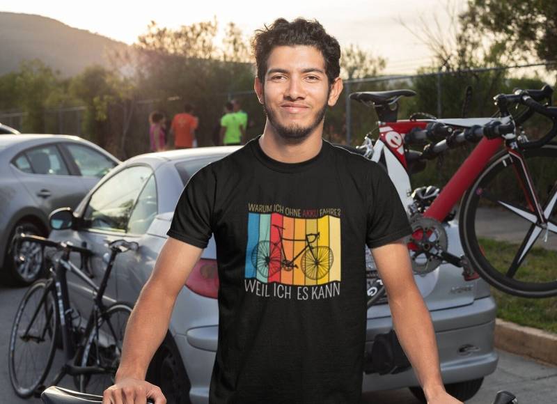 T-Shirt Warum Ich Ohne Akku Fahre - Unisex Tshirt Aus Weicher, Hochwertiger Baumwolle Handbedruckt von atNaab