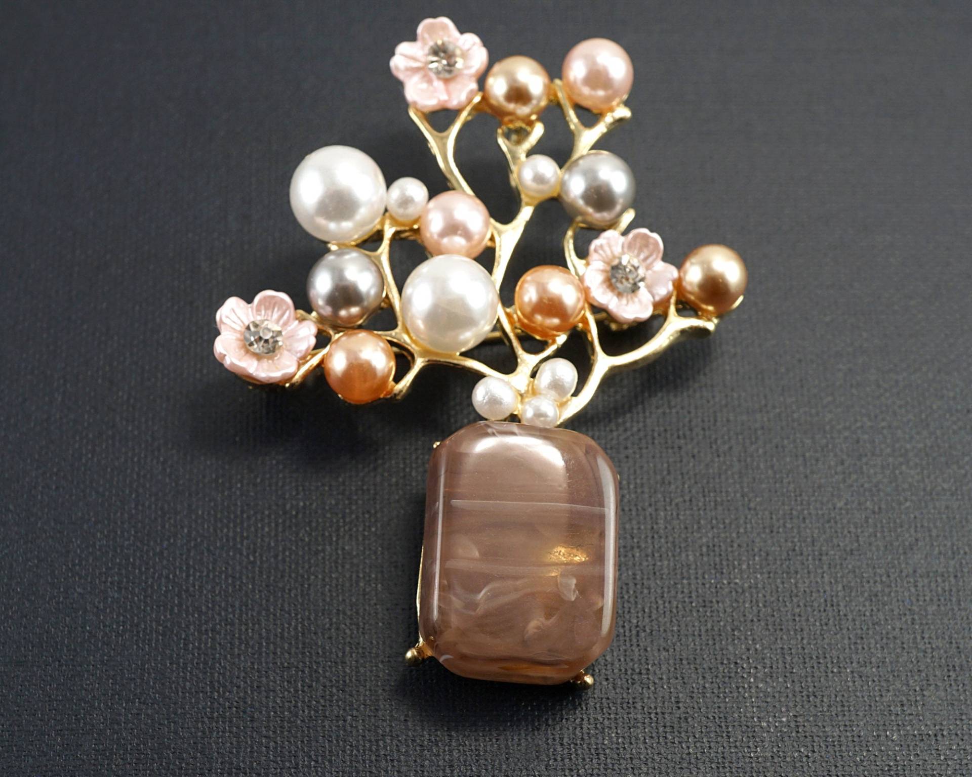 Weiß Rosa Blume Brosche, Topfpflanze Pin, Blumenzweig Kristalle Perle Gold Zweig Harz Topf Pin Für Frauen Anhänger Natur Inspiriert Schmuck von atVintage