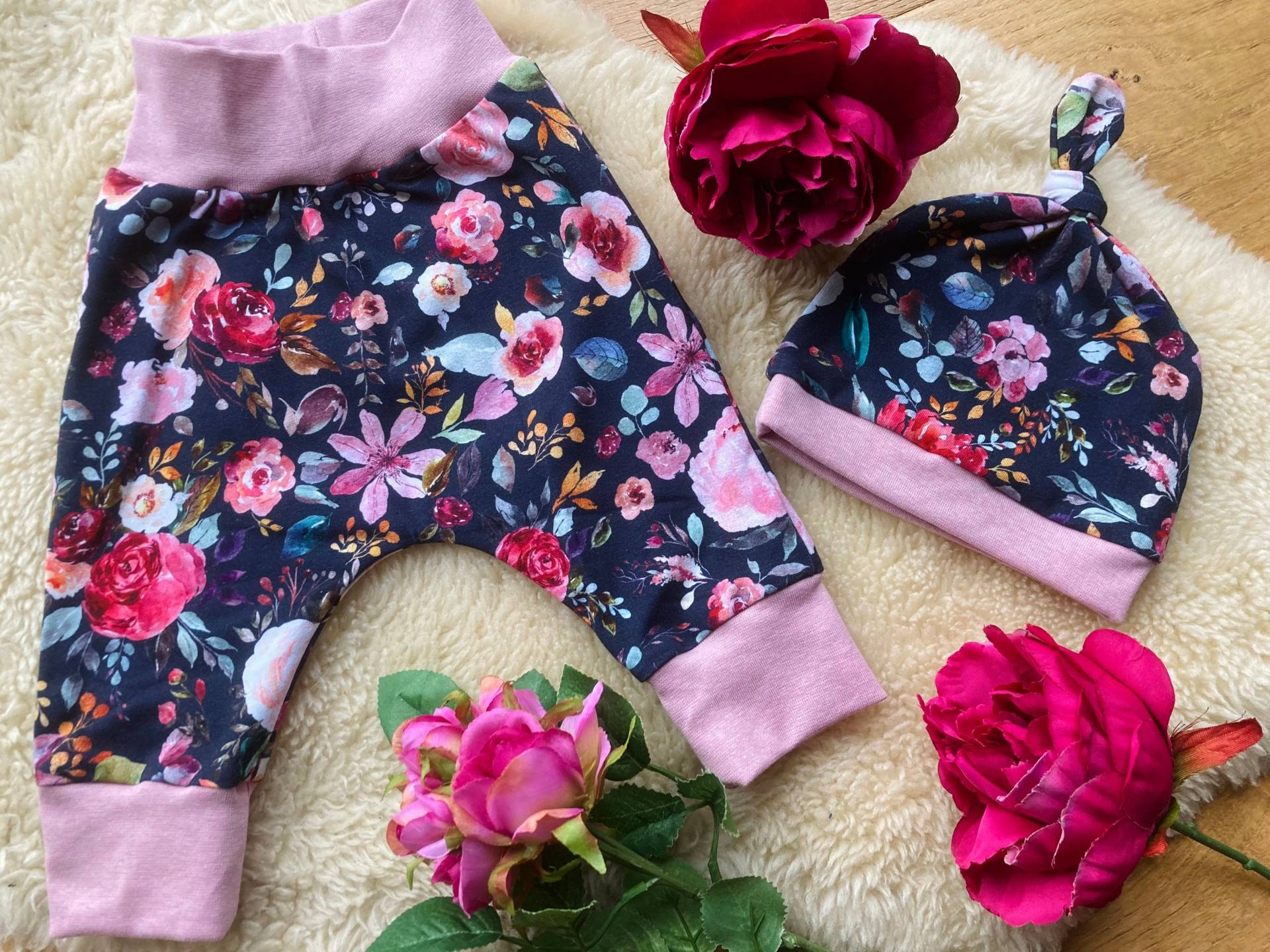 Pumphose Und Mütze, Baby-Set, Babykleidung, Geschenk Geburt, Jerseyhose, Knotenmützen, Mädchen, Blumen von atelierIZMA