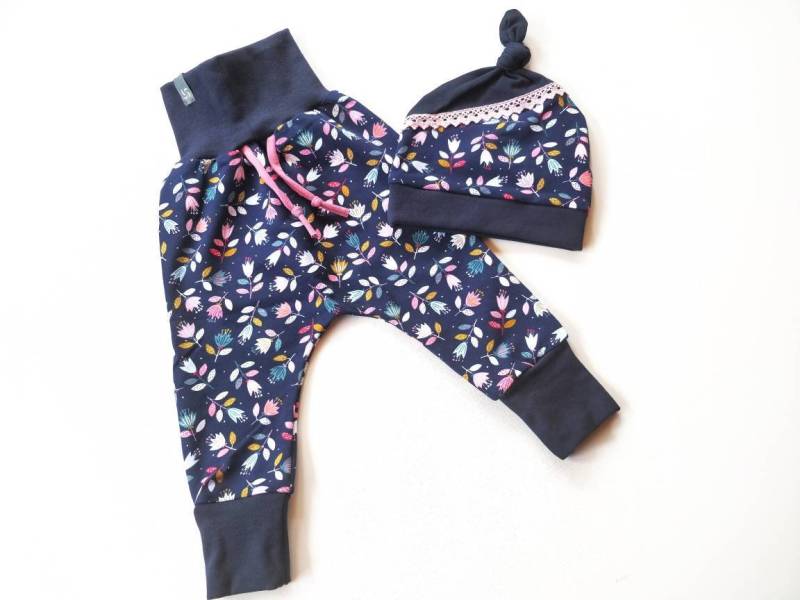 Pumphose Und Mütze, Mädchen, Blumen von atelierIZMA