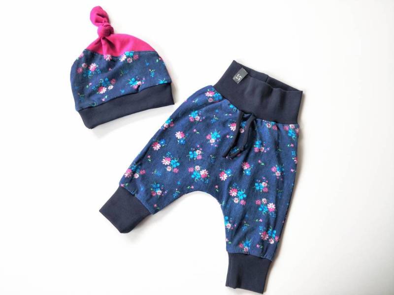 Pumphose Und Mütze, Mädchen, Blumen von atelierIZMA