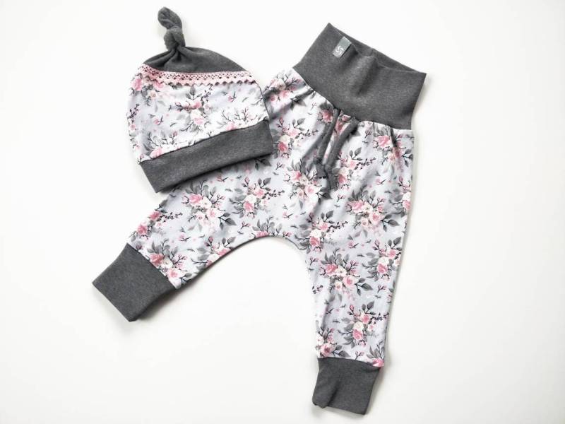Pumphose Und Mütze, Mädchen, Blumen von atelierIZMA