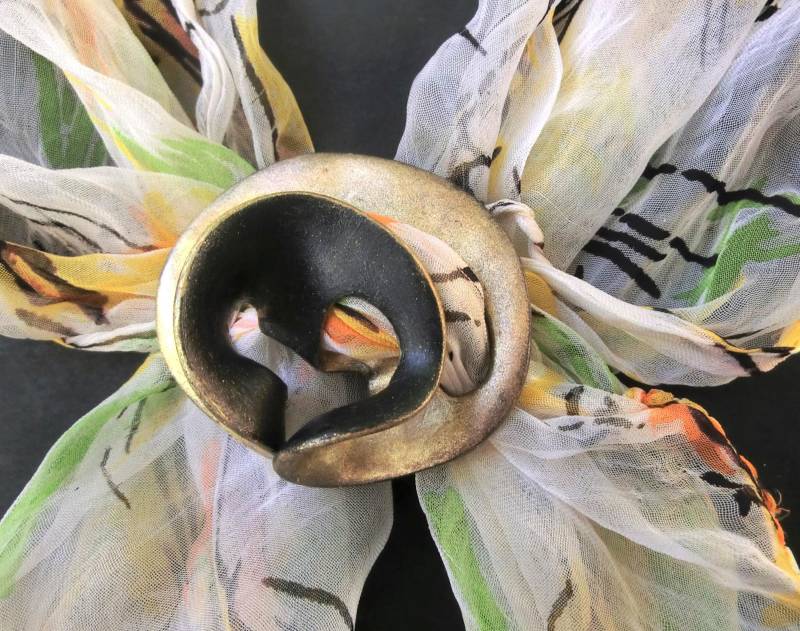 Gold & Schwarz Polymer Clay Schal Brosche Anhänger von atelierJOKO