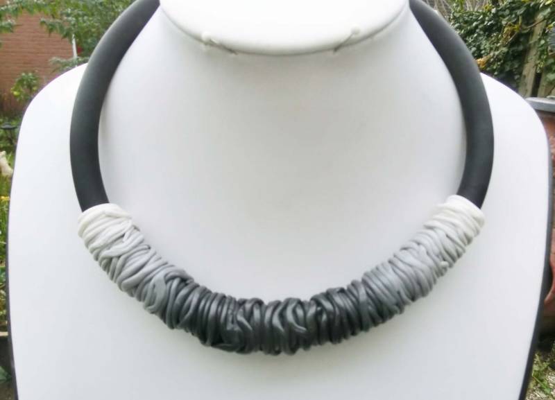 Halskette Mit Einem Ombre-Muster Farbverlauf in Schwarz, Grau Und Weiß, 10 cm Gummikordel von atelierJOKO