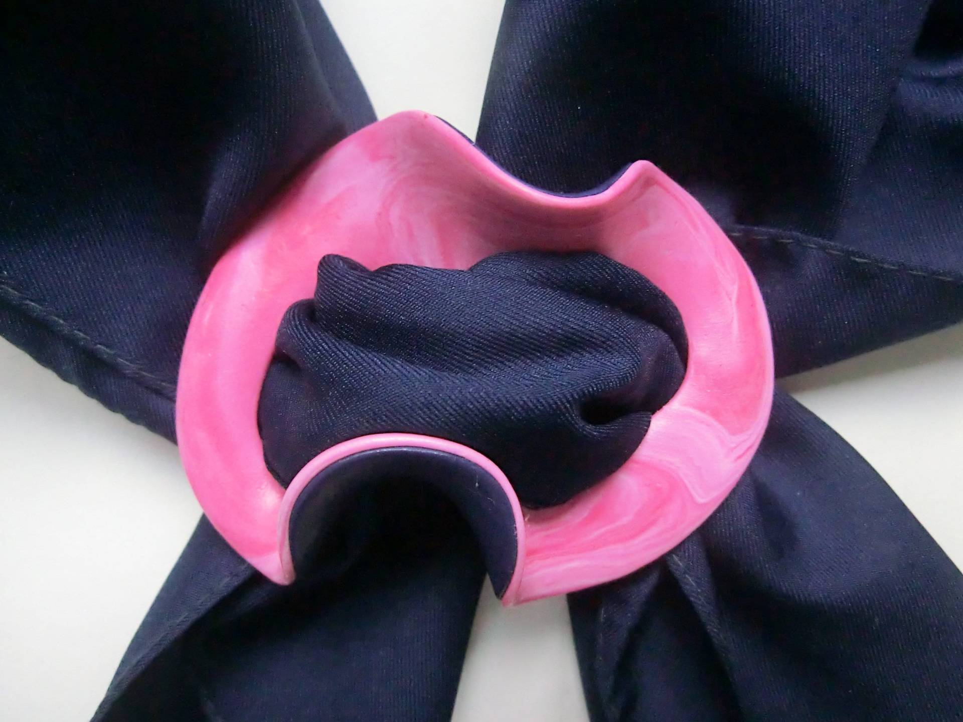 Marmorierte Rosa Polymer Clay Schal Brosche - Gewellter Schal-Anhänger von atelierJOKO