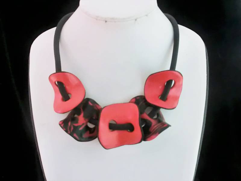 Verkauft Rot Schwarz Polymer Clay Knopf Kette Gewellte Fimo Perle Statement Schmuck von atelierJOKO