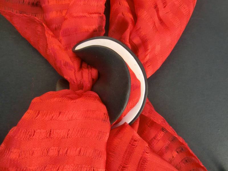 Zweifarbige Schal Brosche Mit Anhänger Aus Polymer Clay Schwarz & Weiß Gewelltes Design von atelierJOKO