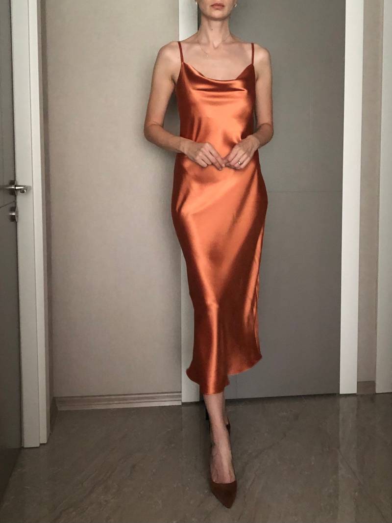 Gebrannte Orange, Wasserfallausschnitt, Seidensatin, Midi-Längen-Slipkleid, Schrägschnitt, Verstellbare Spaghetti-Träger, Datum, Brautjungfer von atelierLenaZh