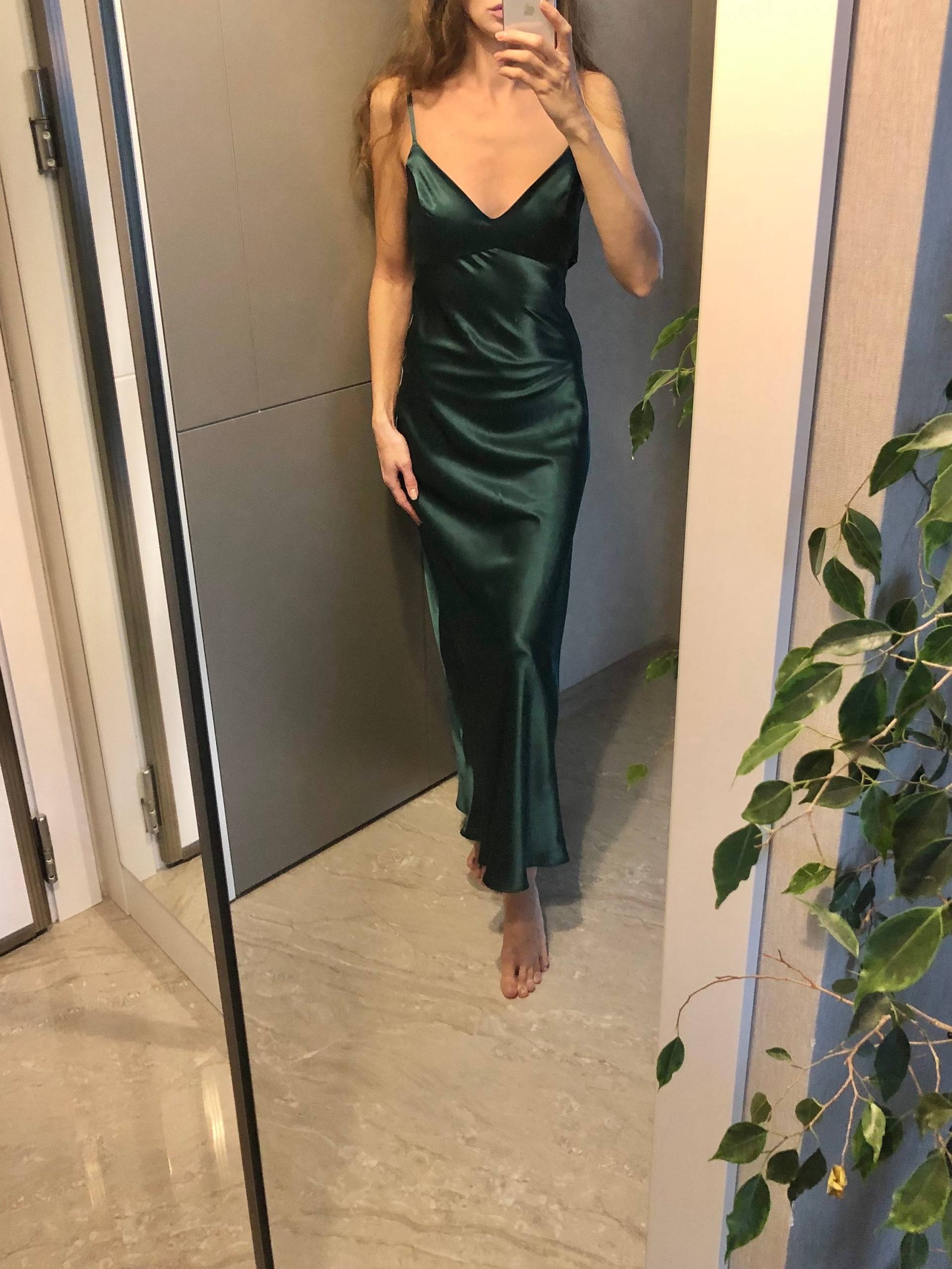 Maxi Seidensatin Kleid, Waldgrün Extra Volle Länge Slip Dunkelgrün Verstellbare Spaghetti-Träger, Seidiges Tiefes V-Ausschnitt Bias Cut Kleid Maxi Seidensatin Kleid, Waldgrün Extra Volle Länge Slip Dunkelgrün Verstellbare Spaghetti-Träger, Seidiges Tiefes V-Ausschnitt Bias Cut Kleid von atelierLenaZh