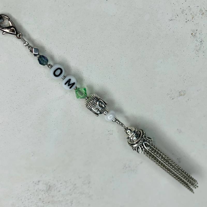 Anhänger ~ Om Mantra Schmuckanhänger Mit Buddha & Mini-Karabiner von atelierNAHTUNDART